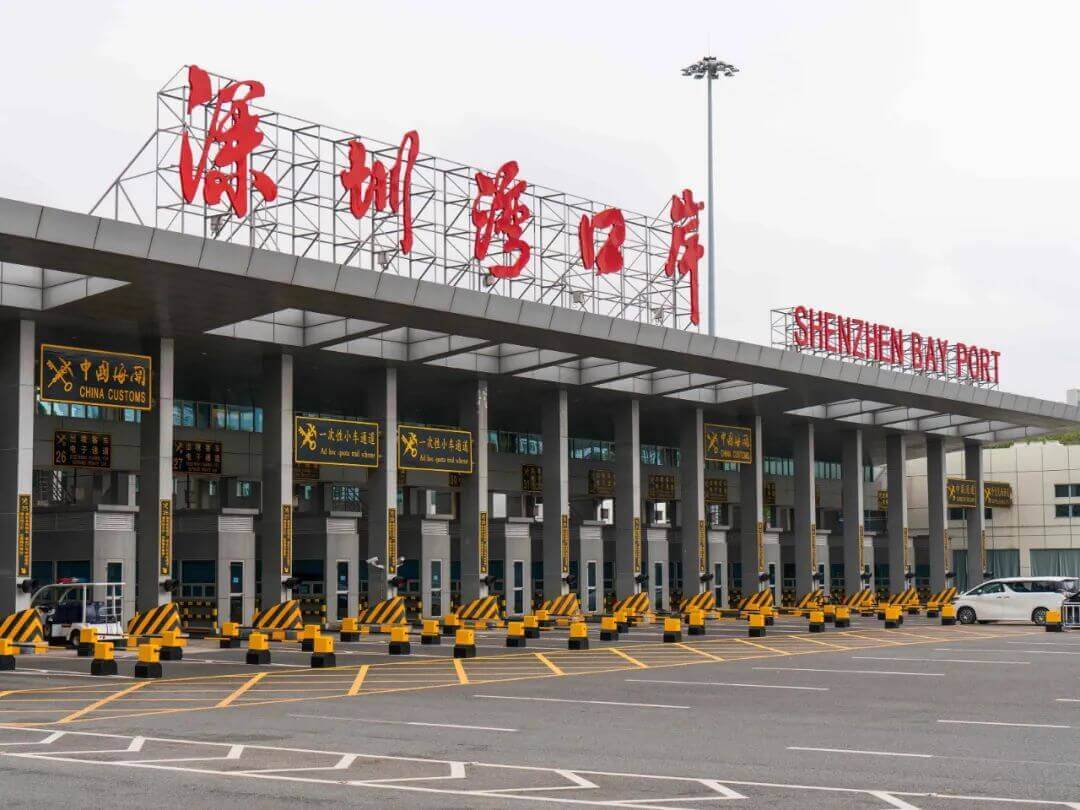 Китай открыл границу с Гонконгом