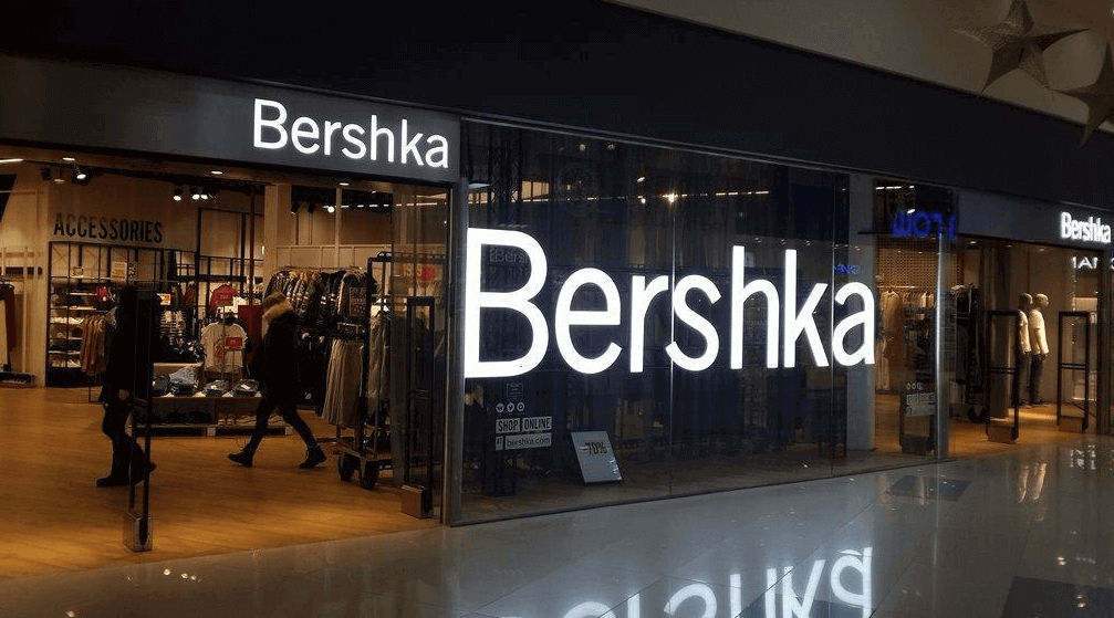 Бершка. Бершка вывеска. Магазин Bershka. Бершка витрина.