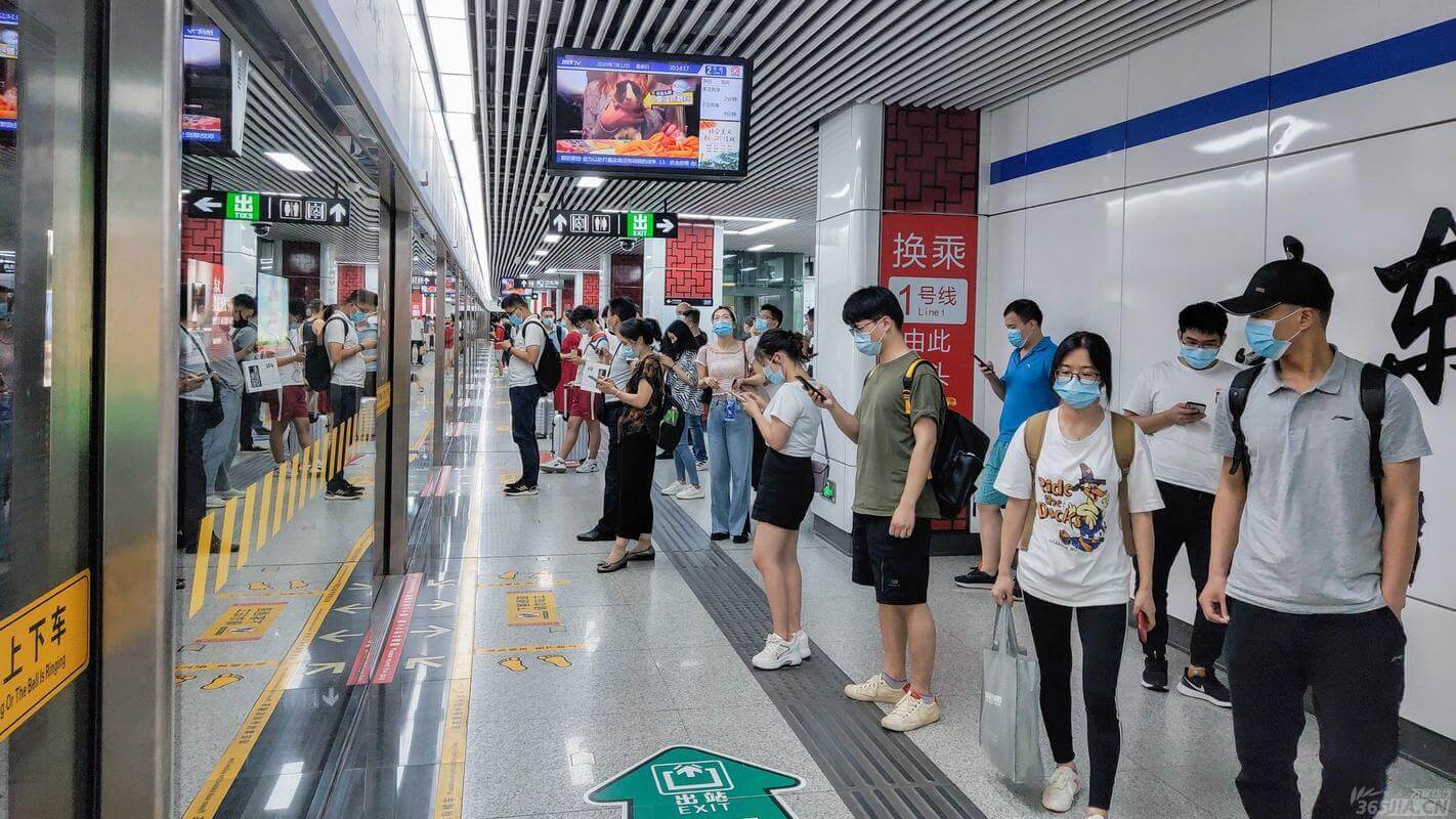 В китайском метро разрешили снять маски