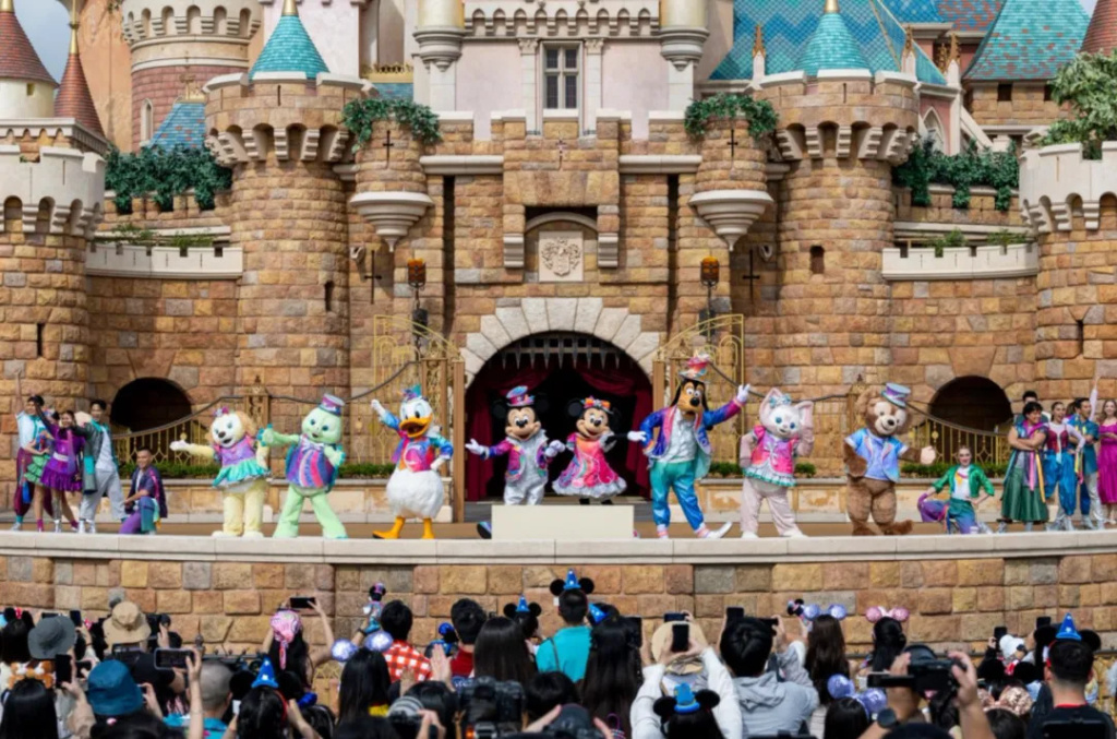 шоу и парады в Диснейленде.jpg