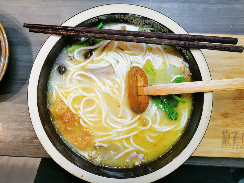 Суп с рисовой лапшой.jpg