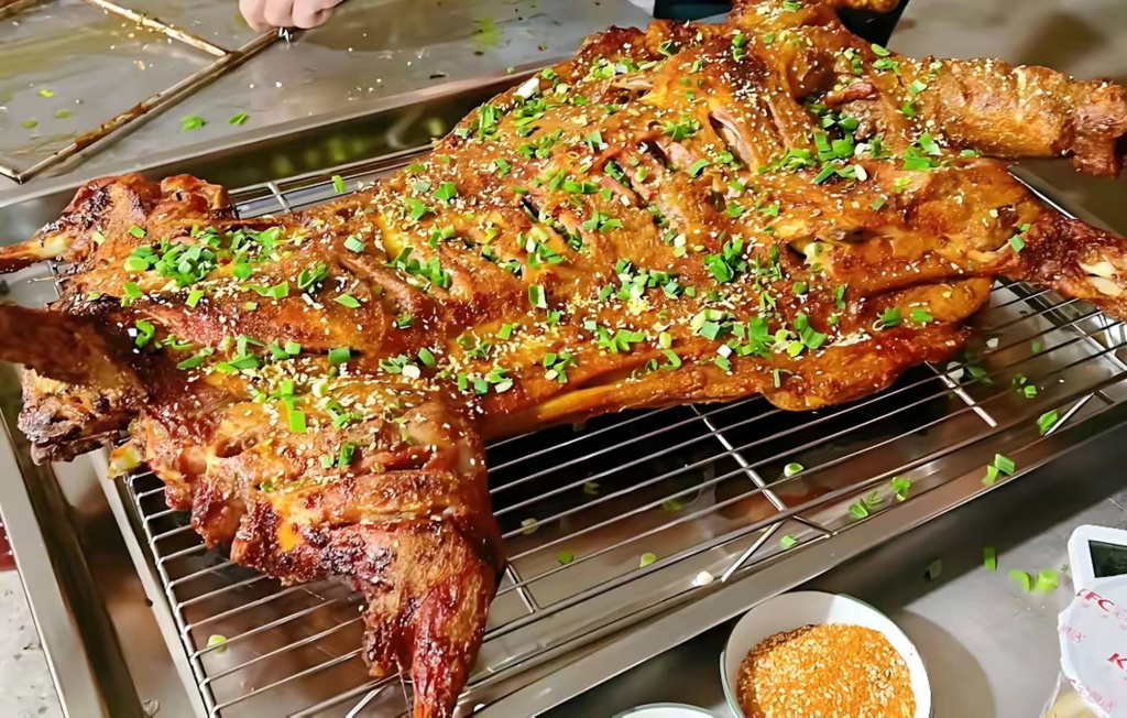 Зажаренный целиком барашек.jpeg Зажаренный целиком барашек.jpeg