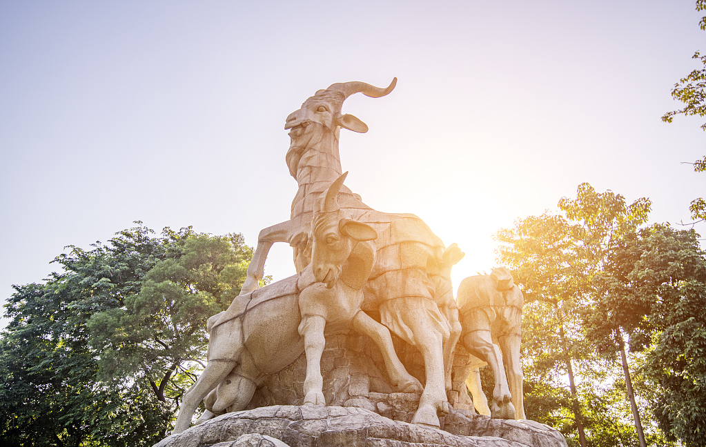 Парк Юэсю и статуя пяти баранов.jpg