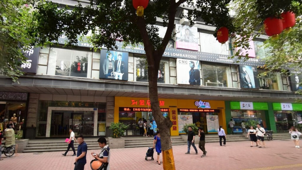 Оптовая улица мужской одежды в Гуанчжоу