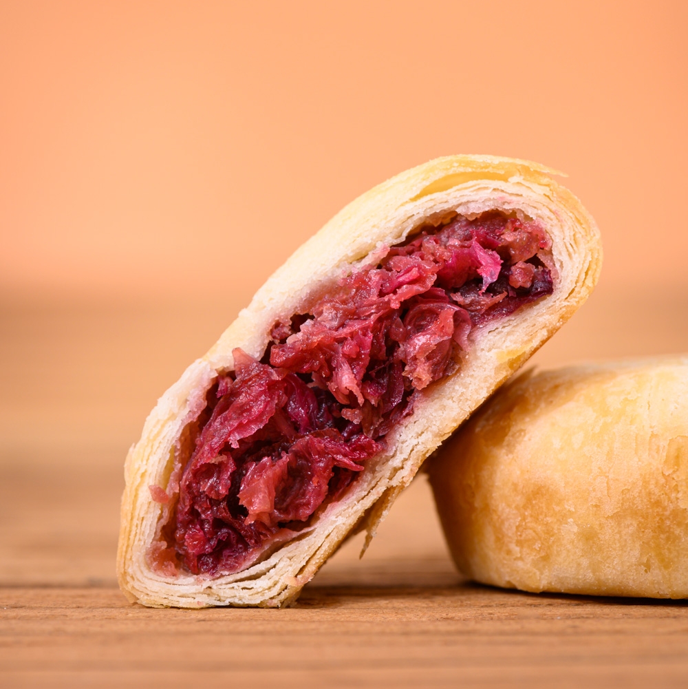 Пирожные с засахаренными цветами.jpg