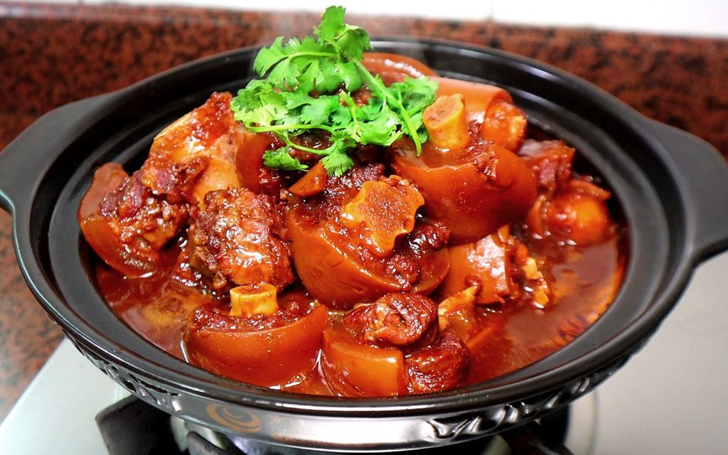 Тушеные бычьи хвосты в соевом соусе.jpg Тушеные бычьи хвосты в соевом соусе.jpg