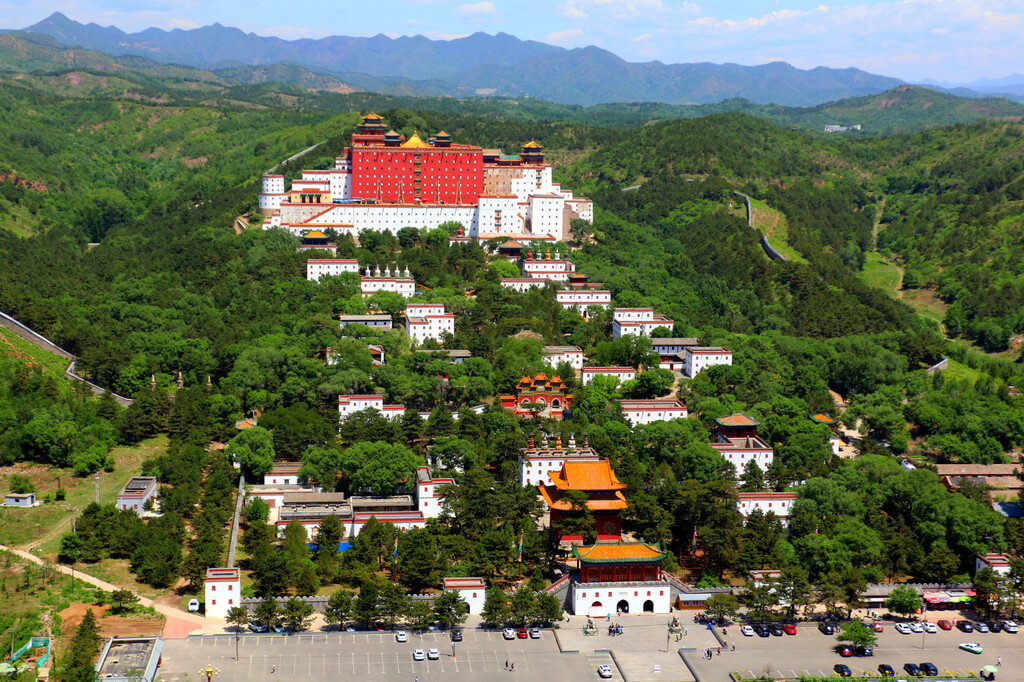 Горный курорт Чэндэ и окружающие храмы, объект ЮНЕСКО.jpeg Горный курорт Чэндэ и окружающие храмы, объект ЮНЕСКО.jpeg