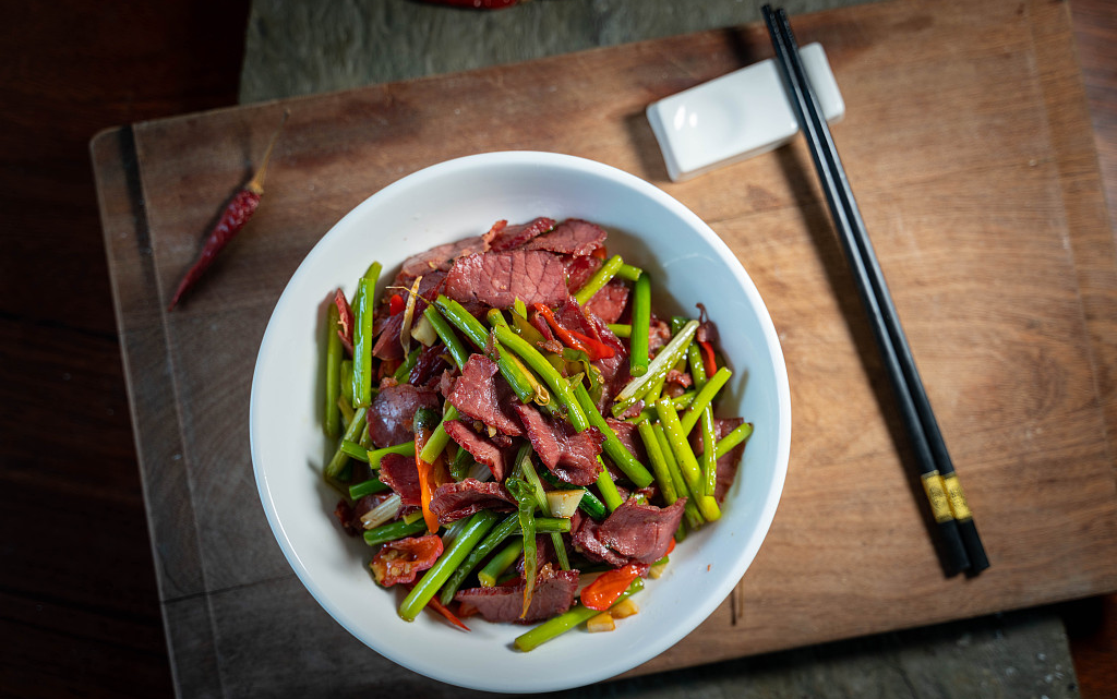 Жареная свинина с побегами чеснока.jpg Жареная свинина с побегами чеснока.jpg