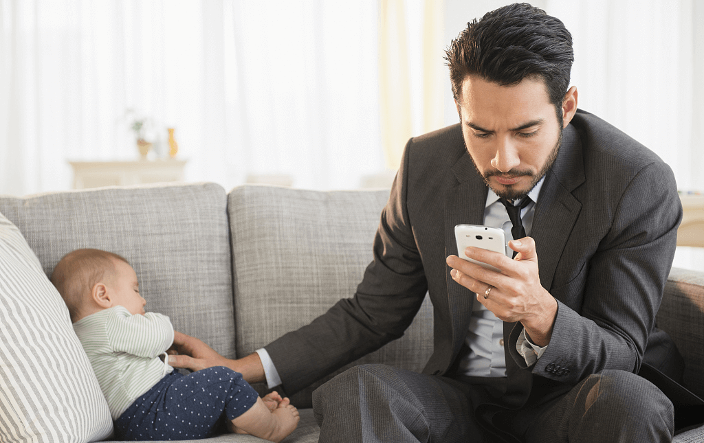 离不开手机.jpg 离不开手机.jpg