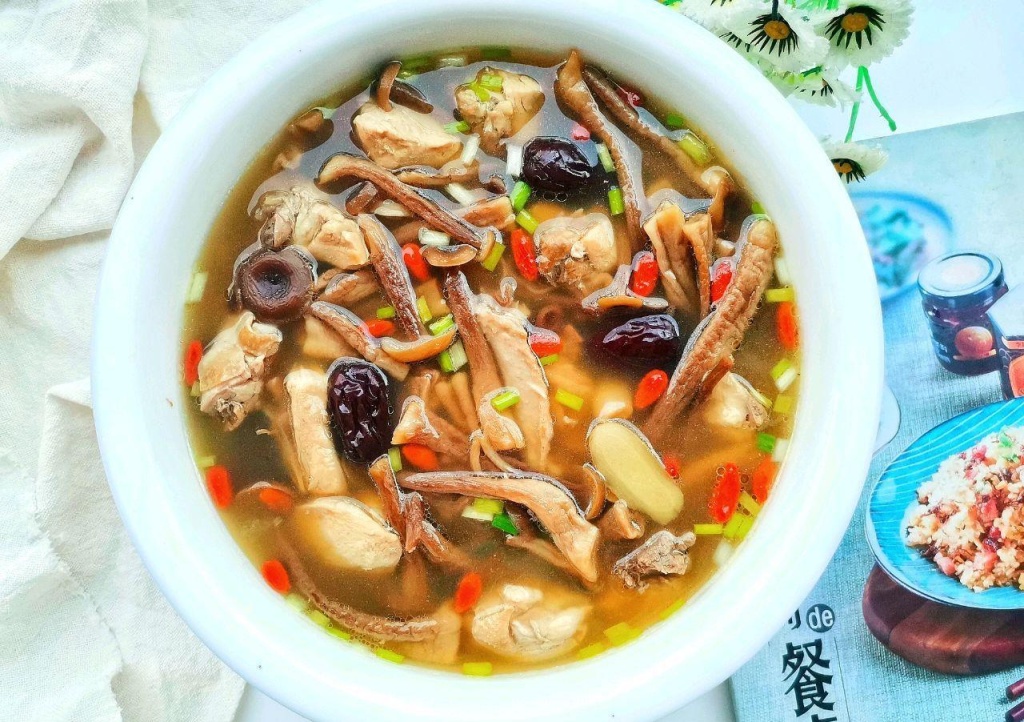 Лаошаньские грибы с петушиным мясом.jpg Лаошаньские грибы с петушиным мясом.jpg