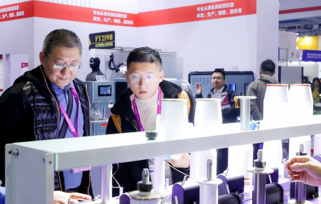 посетители текстильной выставки.jpg посетители текстильной выставки.jpg