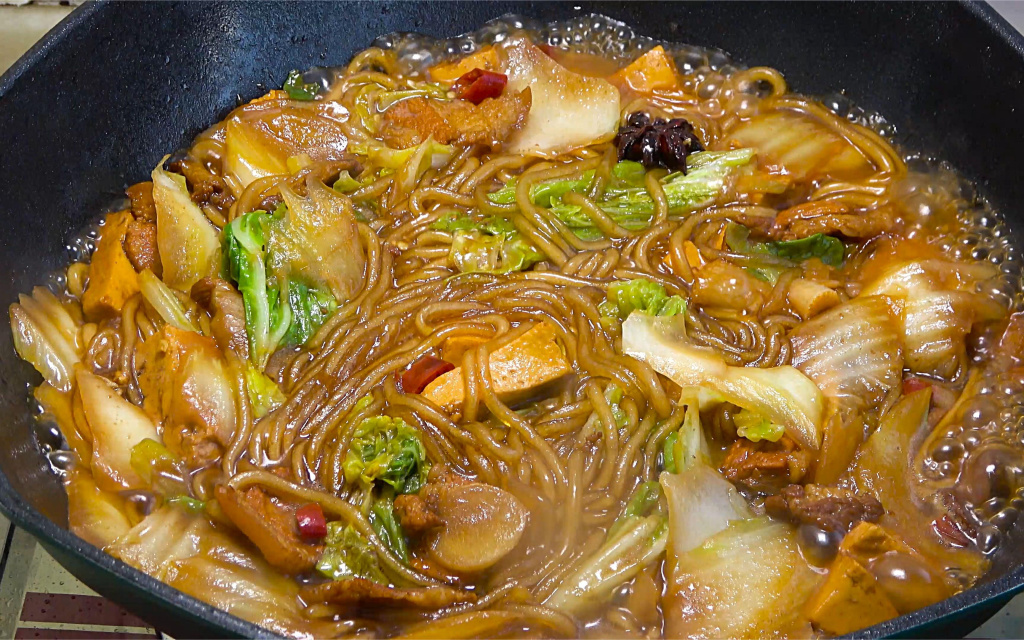 Тушеная свинина со стеклянной лапшой.jpg Тушеная свинина со стеклянной лапшой.jpg